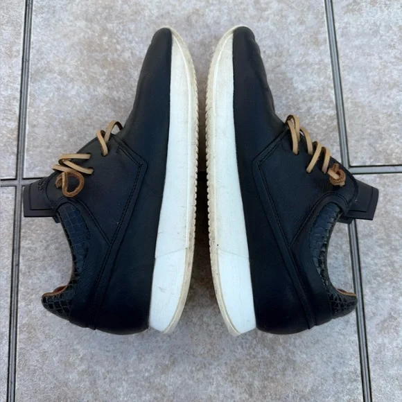 ESSEutESSE black leather sneakers